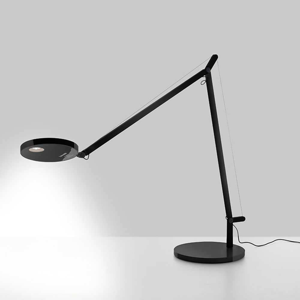 Artemide Demetra Tischleuchte Artemide Demetra Tischleuchte bei lampenonline.de. Die Demetra-Familie, gestaltet von Naoto Fukasawa, steht für essentielle und funktionale Beleuchtungslösungen. Sie eignet sich ideal für private Wohnbereiche oder Arbeitsbereiche und fokussiert sich desi