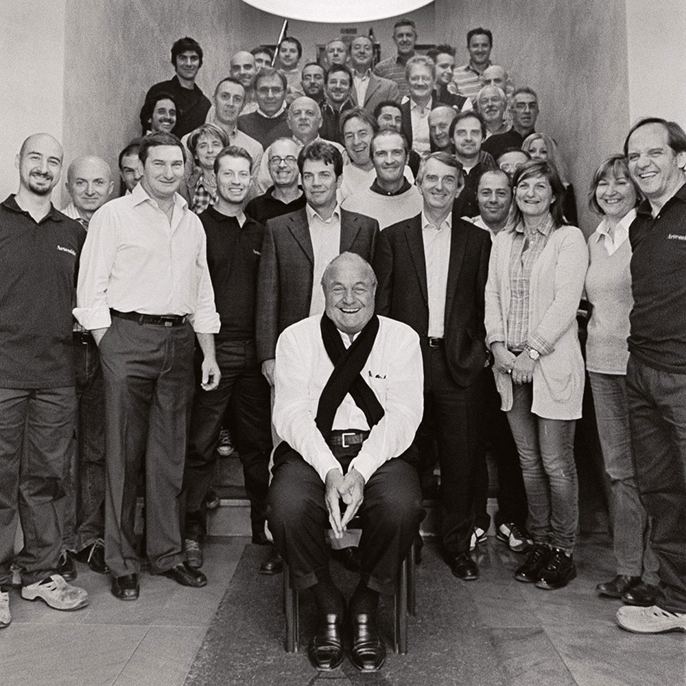 Artemide Gründer Ernesto Gismondi mit Entwickerteam Artemide bei lampenonline.de Bei Artemide dreht sich alles um ein klares Ziel: Licht soll dem Menschen dienen. Unter dem Motto "The Human Light" entwickelt das Unternehmen Leuchten, die den Alltag einfacher und angenehmer machen.