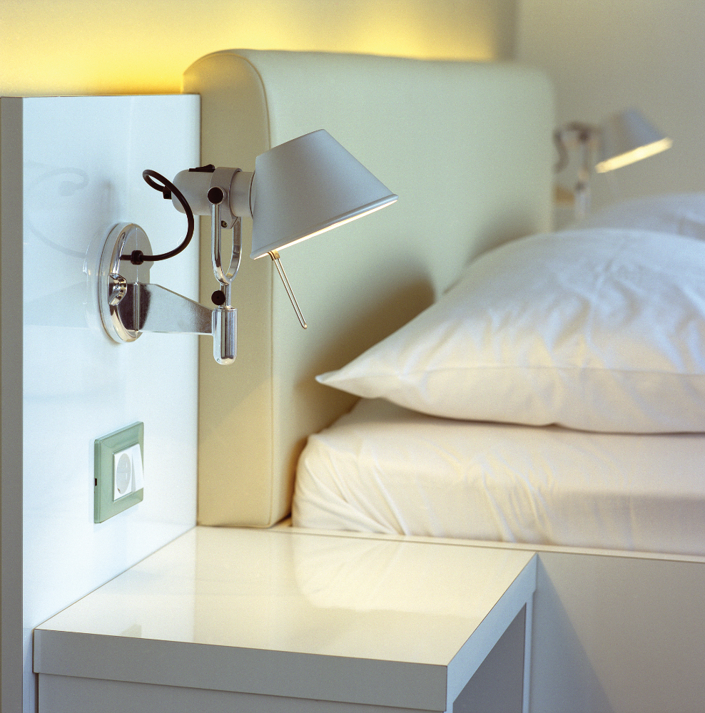 Die Tolomeo Faretto Wandleuchte von Artemide mit beweglichem Leuchtenkopf, erh&auml;ltlich in poliertem oder eloxiertem Aluminium, ideal f&uuml;r Akzent- und Arbeitsbeleuchtung.