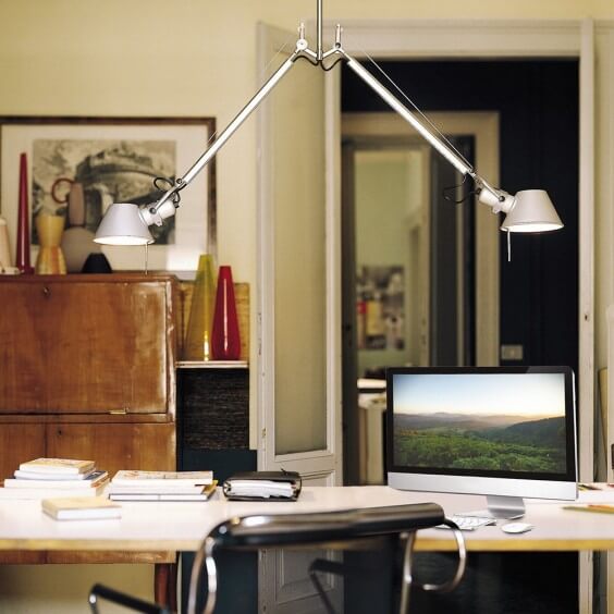 Die Tolomeo Due Bracci Deckenleuchte &ndash; eine stilvolle Leuchte mit zwei unabh&auml;ngig verstellbaren Armen und w&auml;hlbaren Schirmgr&ouml;&szlig;en, ideal f&uuml;r flexible Beleuchtung in gro&szlig;en Wohn- und Arbeitsbereichen.