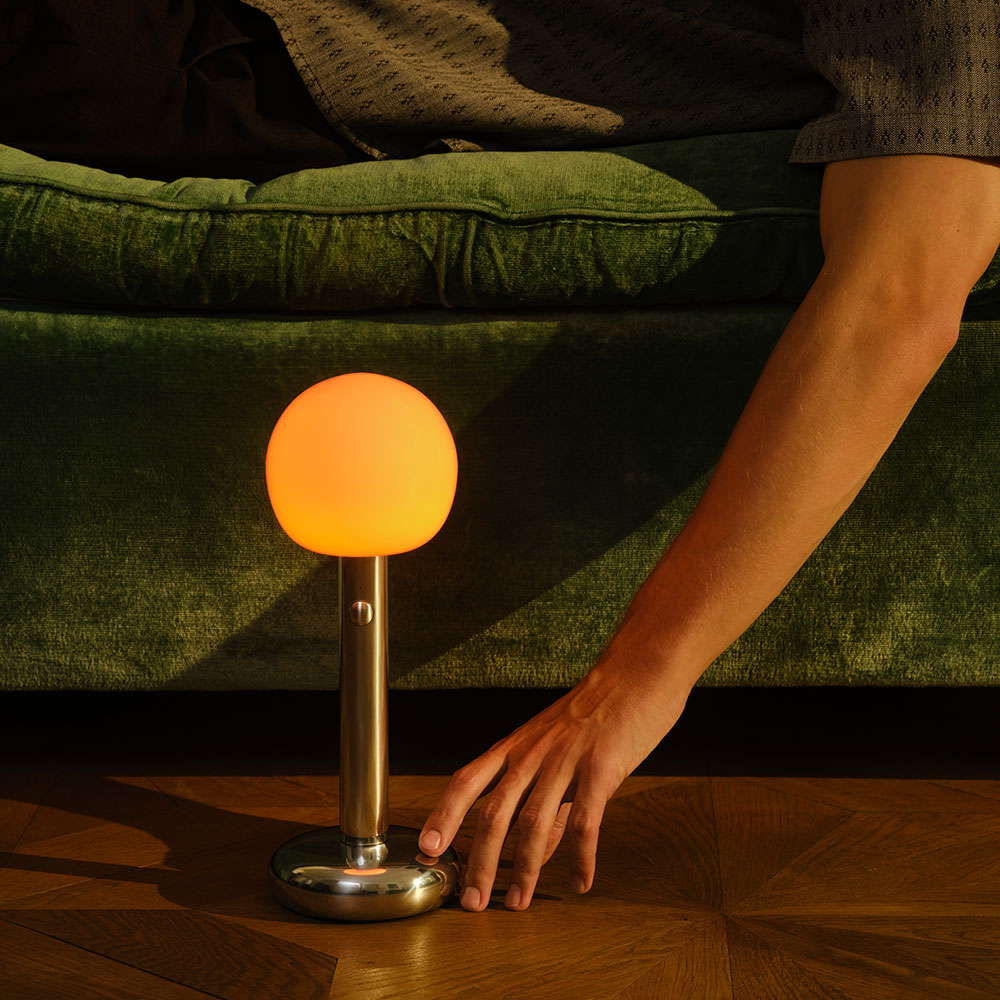 Intuitive Bedienung der Fire Leuchten von GRAU – Magic Button mit Funktionen wie Dimmung, Lichtmodi und Sunset Sleep Timer Die Leuchte der Fire Serien von GRAU verwenden einen intuitivem Magic Button zur Steuerung von Helligkeit und Lichtmodi