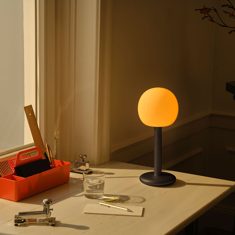 Fire Leuchte von GRAU – Kombination aus mundgeblasenem Glas und präzise verarbeitetem Aluminium für zeitlose Eleganz Die Tischleuchten der Fire Serie von GRAU mit mundgeblasenem Glaskopf und schlankem Aluminiumschaft in elegantem Design