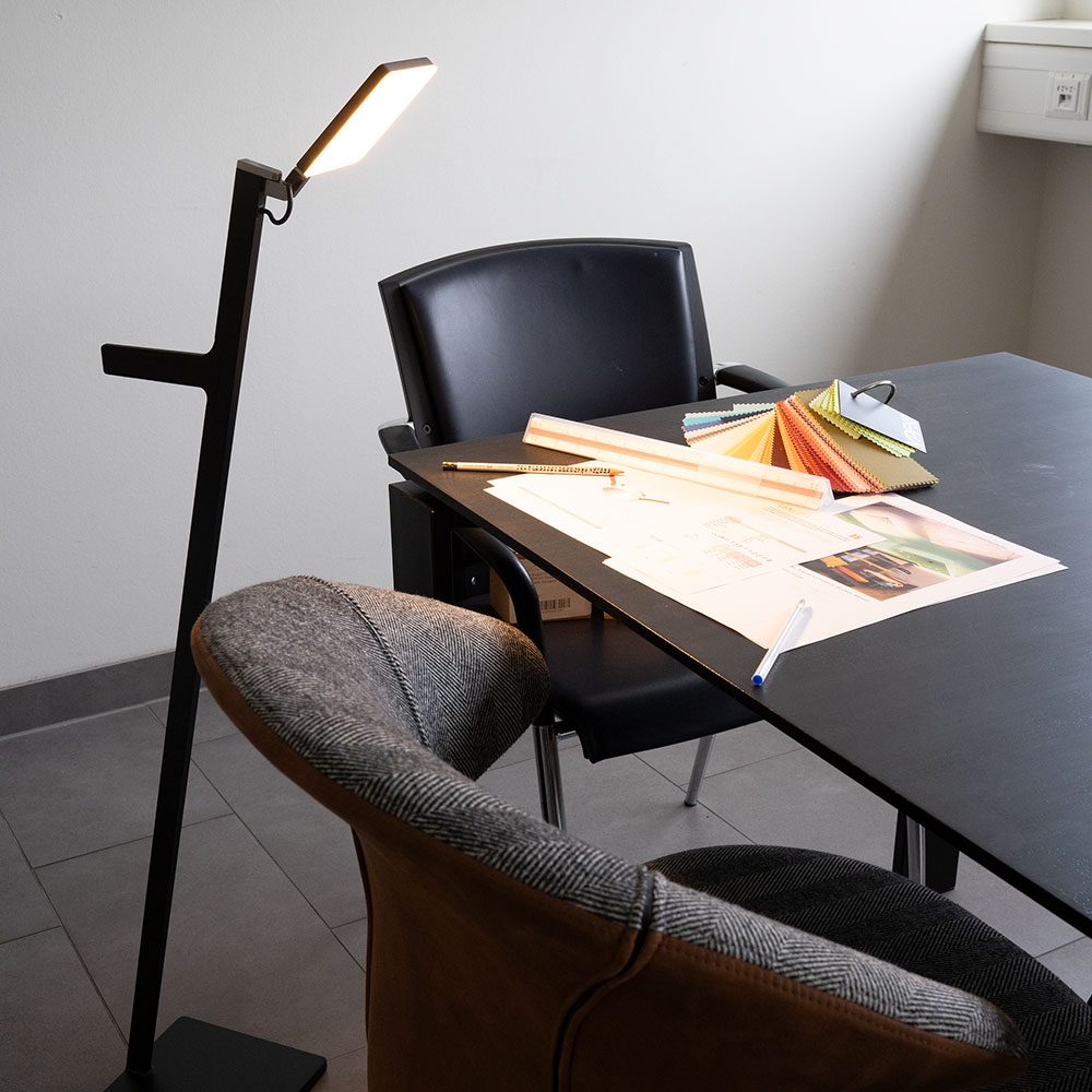 Nimbus Roxxane Leggera 101 CL – kabellose LED-Leseleuchte mit Gestensteuerung Nimbus Roxxane Leggera 101 CL LED-Leseleuchte mit schlankem, modernem Design und berührungsloser Gestensteuerung am Leuchtenkopf. Die Abbildung zeigt das stufenlose Dimmen sowie das Ein- und Ausschalten durch Wisch- und Haltegesten.