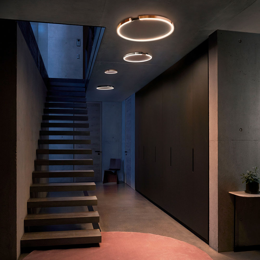 Occhio Mito soffitto bei lampenonline.de. Flache LED-Deckenleuchte mit ikonischem Ring in drei Gr&ouml;&szlig;en, stufenlos dimmbarem, blendfreiem Downlight und anpassbarer Farbtemperatur f&uuml;r individuelle Lichtgestaltung.